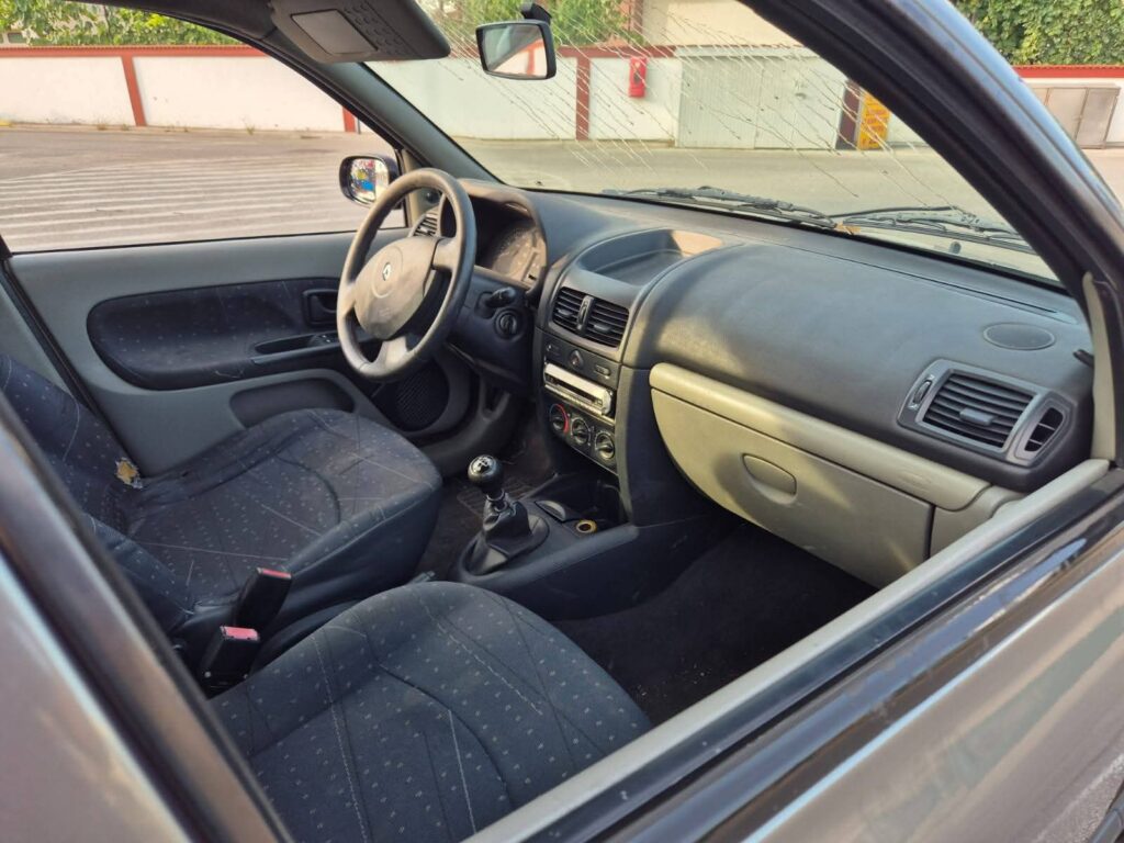 799 € - Renault Clio 1.2i (2003.god) - reg 12/2025 - jako dobro stanje 9 FB IMG 1751955195528