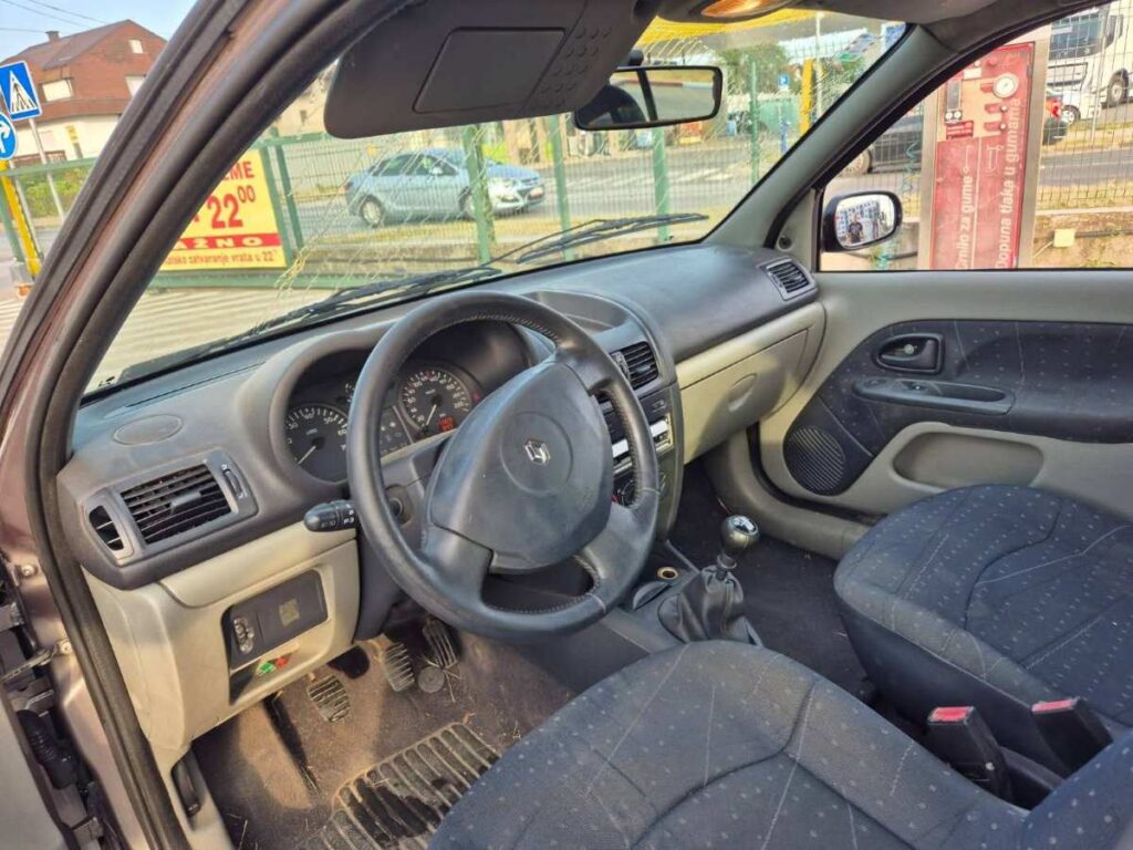 799 € - Renault Clio 1.2i (2003.god) - reg 12/2025 - jako dobro stanje 6 FB IMG 1751955197359